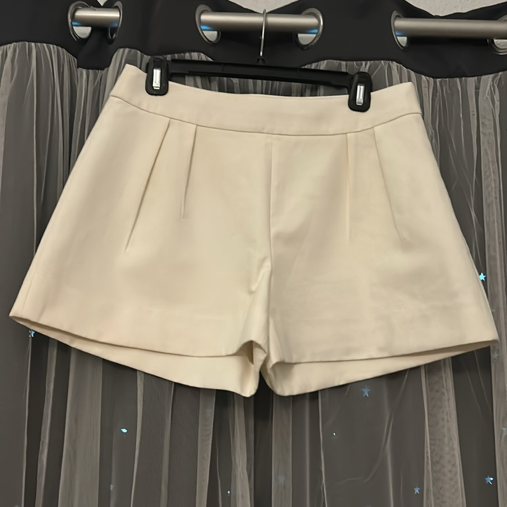 Kate Spade - Cotton Pleated Short. Size 8 - Picture 5 of 5